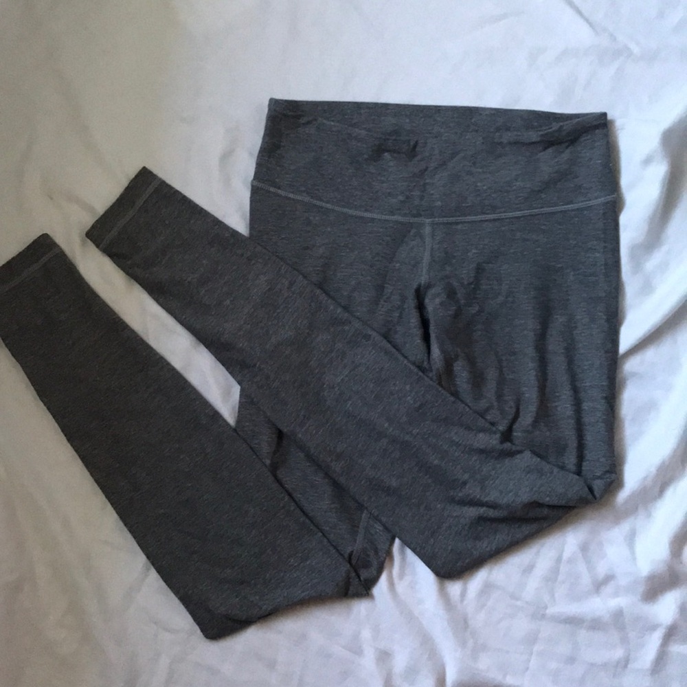 Lululemon Wonder Under Luon grey leggings.